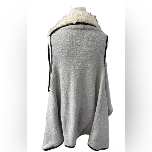 LOVE TRUE CRAFT FAUX LEATHER & FAUX FUR ASYMMETRICAL VEST GRAY SIZE: XL - Picture 4 of 6
